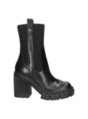 Bota de cuero negro, diseño liso y elegante con tiradores en la parte superior, facilita el calzado y es funcional.