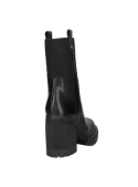 Bota de cuero negro con suela tipo plataforma antideslizante, brinda buena tracción en diversas superficies urbanas.