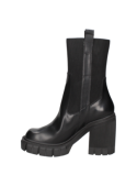 Bota de cuero negro con tacón cuadrado y grueso, ofrece altura y estabilidad, perfecta para uso diario en la ciudad.