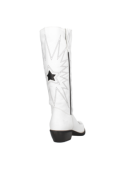 Bota de cuero blanco con tacón bajo y ancho, ofrece estabilidad y comodidad, perfecta para un estilo vaquero moderno.