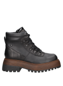 Botín de cuero negro con taco bloque, estiliza la figura femenina, estilo casual.