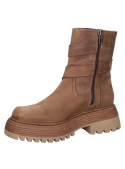 Bota de mujer color café, estilo casual utilitario, con suela gruesa y dentada para buen agarre, hecha de cuero 100 %.