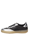 Zapatilla de cuero negro con punta redonda y caña baja, estilo urbano para mujer.