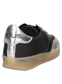 Zapatilla de cuero negro para mujer, refinada y moderna, perfecta para uso casual.