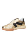 Calzado de mujer en cuero oro, estilo athleisure, elegante y funcional, adecuado para ocasiones semiformales y cotidianas.