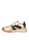 Zapatilla de cuero dorado, diseño moderno con inserciones visuales, ideal para actividades al aire libre y salidas casuales.