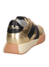 Zapatilla oro de mujer, estilo casual athleisure, perfecta para paseos urbanos, combina con jeans o faldas casuales.