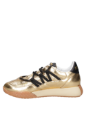 "Calzado dorado de cuero para mujer, líneas audaces y estética dinámica, perfecta para el estilo ""athleisure"". "