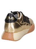 Zapatilla de cuero dorada para mujer, con costuras decorativas y superposiciones que realzan su diseño innovador.