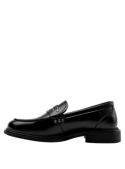 Mocasín negro de cuero con diseño clásico y aplicaciones metálicas, combina bien con pantalón sastre o falda tubo.
