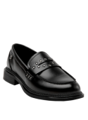 Mocasín negro de cuero con tachas, elegante y moderno, ideal para reuniones de trabajo o eventos profesionales.
