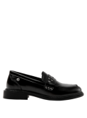 Zapato mocasín negro de cuero para mujer con aplicaciones metálicas, ideal para vestimenta formal o semiformal.