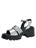 Sandalia Zappa de cuero plata, diseño único y cómodo, ideal para un look casual y sofisticado.