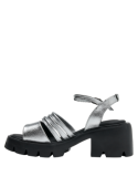 Sandalia de cuero plata con diseño moderno para mujer, taco bloque y punta abierta, estilo casual.