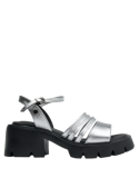 Sandalia Zappa de cuero plata con diseño vanguardista, ideal para días cálidos, estilo casual.