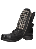 Botín de cuero negro para mujer, estilo tachas, fusión de tradición y modernidad.