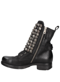 Botín negro de cuero para mujer, con caña alta de 15 cm y detalles meticulosos en tachas.