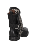 Botín de mujer en cuero negro, con tachas y taco bloque de 3 cm, diseño contemporáneo.