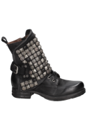 Elegante botín de cuero negro para mujer con detalles en tachas, estilo único italiano.