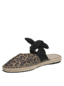 Detalle de sandalia en cuero animal print con taco plano de 1 cm.