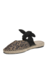Detalle de sandalia en cuero animal print con taco plano de 1 cm.