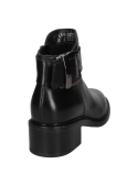 Botín negro de cuero para mujer, diseño contemporáneo que equilibra estilo y comodidad con altura al tobillo.