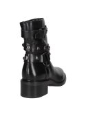 Botín biker de cuero negro con estructura resistente y diseño sofisticado, perfecto para un estilo urbano elegante.