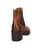 Botín Chelsea de cuero liso café para mujer, perfecto para combinar con atuendos formales y casuales.