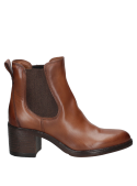 Elegante botín de cuero café estilo Chelsea para mujer, con tacón medio cuadrado y versatilidad en el uso diario.