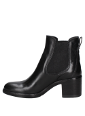 Elegante botín Chelsea de cuero negro para mujer con lengüeta trasera, perfecto para un ajuste cómodo y versátil.