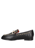 zapato tipo mocasín de cuero negro para mujer con diseño clásico, adornado con tachas y banda metálica, cómodo y sofisticado