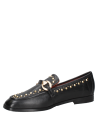 elegante zapato mocasín de cuero negro para mujer con adorno metálico y tachas, adecuado para looks casuales y formales
