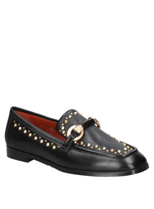 mocasín de cuero negro para mujer con banda decorativa y tachas, combinando elegancia y estilo moderno