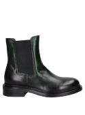 Botín Chelsea para mujer en cuero verde, sin cordones, con suela elevada, ofreciendo comodidad y durabilidad.