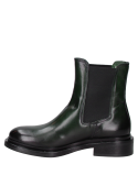 Botín verde de cuero estilo Chelsea para mujer, acabado liso y elegante, fácil de combinar con distintas vestimentas.