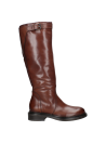 bota de cuero café para mujer, diseño atemporal con punta redondeada, ideal para eventos formales y looks casuales.