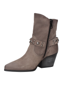 Botín estilo western en cuero taupe con correa y tachas, punta aguda estilizada que añade elegancia y sofisticación.