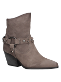 Botín taupe de cuero para mujer con tachas metálicas, diseño vaquero moderno y caña media arrugada.