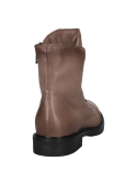 Botín taupe de cuero para mujer con incrustaciones metálicas brillantes en forma de estrella, añadiendo un toque moderno.