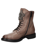 Botín taupe de cuero para mujer con punta redonda y costuras visibles que resaltan su estilo sofisticado y artesanal.