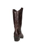 Calzado vaquero femenino de cuero café, con diseño robusto y clásico, adecuado para diversas ocasiones.