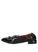 Zapato mocasín negro de cuero para mujer, elegante con punta alargada y remaches metálicos modernos.