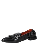 Calzado de cuero negro estilo mocasín femenino, con remaches decorativos y suela plana para comodidad diaria.