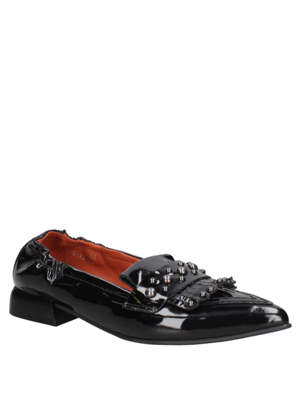 Zapato negro de cuero para mujer con diseño mocasín, detalle de remaches metálicos y acabado brillante.