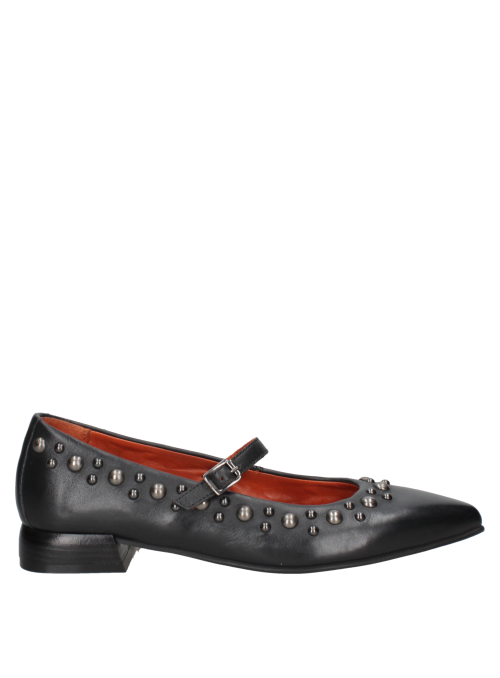 Zapato de cuero negro tipo bailarina para mujer con tachas metálicas y tira ajustable, diseño clásico y moderno.