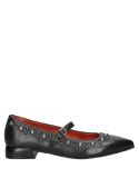 Zapato de mujer en cuero negro con tachas, diseño bailarina, hebilla ajustable y taco bajo cuadrado.