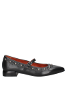 Zapato de mujer en cuero negro con tachas, diseño bailarina, hebilla ajustable y taco bajo cuadrado.