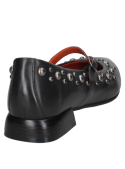 Calzado femenino de cuero negro con tachas, estilo bailarina, hebilla metálica y suela plana para uso diario.