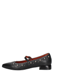 Zapato negro de cuero para mujer, diseño bailarina con tachas y hebilla en el empeine, cómodo y versátil.