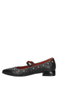 Zapato negro de cuero para mujer, diseño bailarina con tachas y hebilla en el empeine, cómodo y versátil.